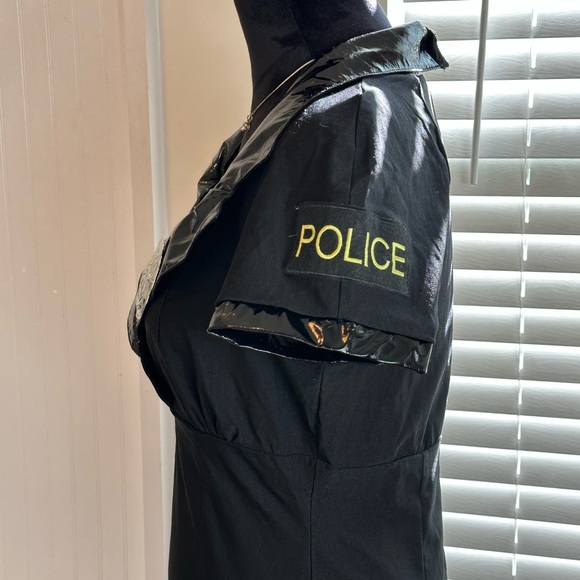 Spirit of Halloween police woman costume - Picture 9 of 16